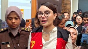 Nikita-Mirzani-menangis-di-dalam-ruang-sidang-saat-membacakan-nota-eksepsi