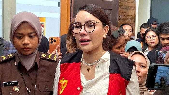 Nikita-Mirzani-menangis-di-dalam-ruang-sidang-saat-membacakan-nota-eksepsi