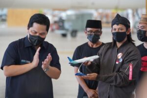 menteri-bumn-erick-thohir-mengapresiasi-kepada-gus-humaidi-seorang_220216205157-149